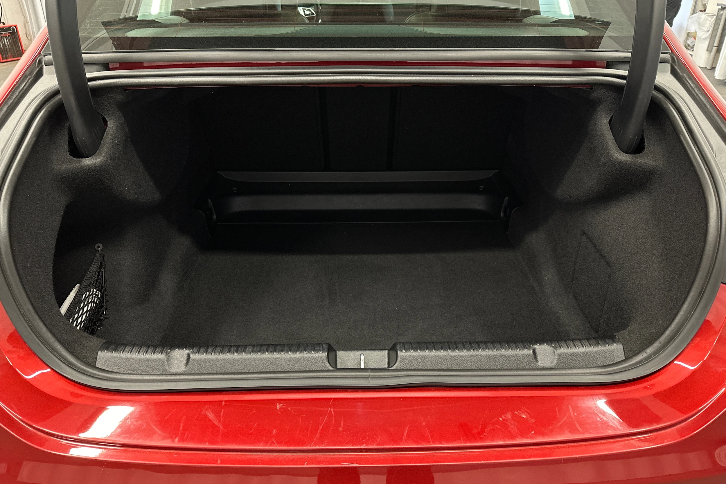 punainen Mercedes-Benz EQE 2022 kuva 15.