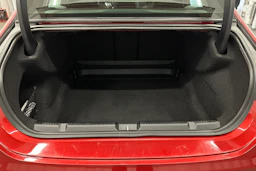 punainen Mercedes-Benz EQE 2022 kuva 15.