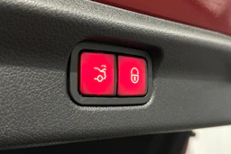 punainen Mercedes-Benz EQE 2022 kuva 16.