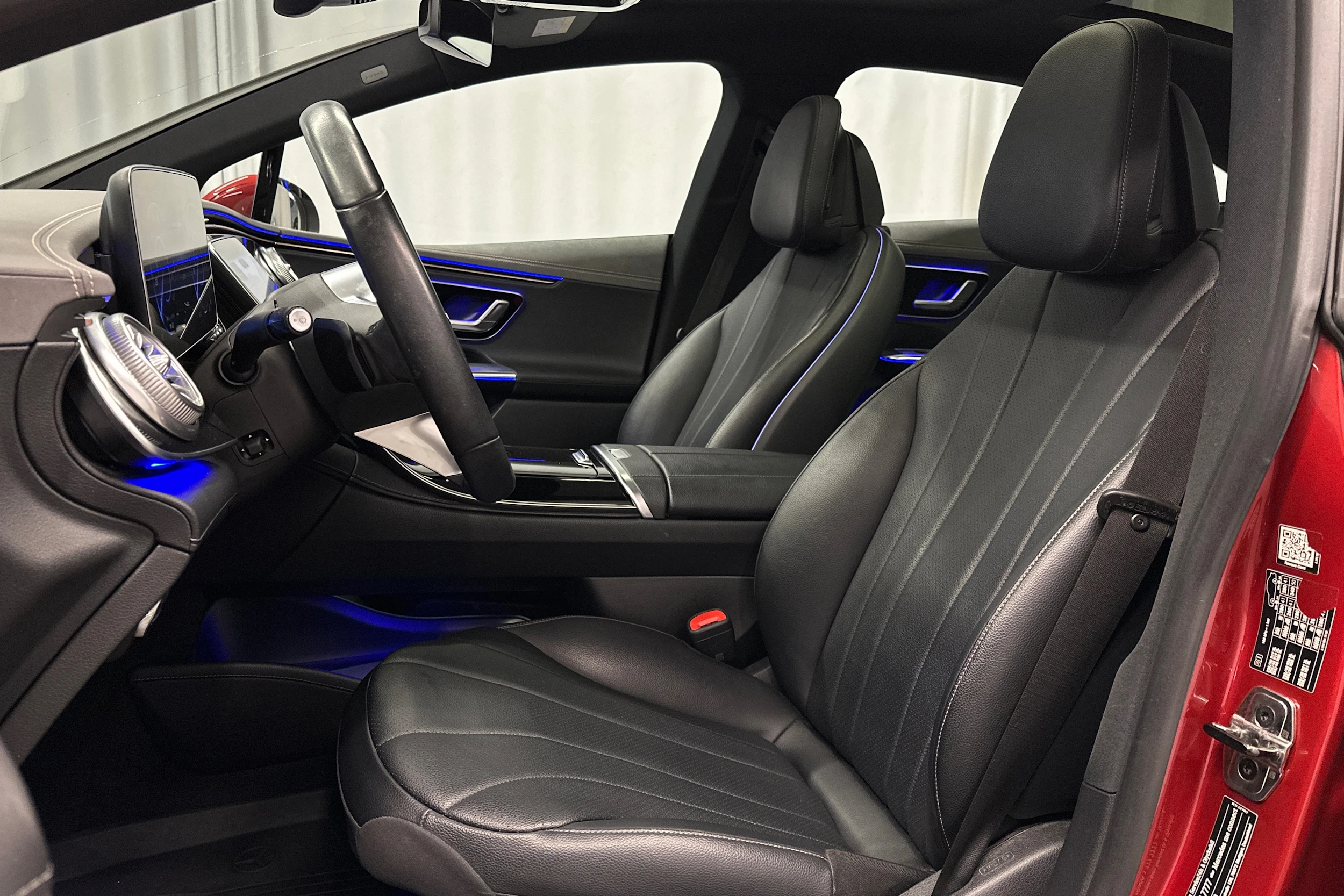 punainen Mercedes-Benz EQE 2022 kuva 17.