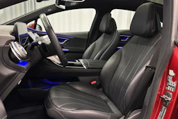 punainen Mercedes-Benz EQE 2022 kuva 17.