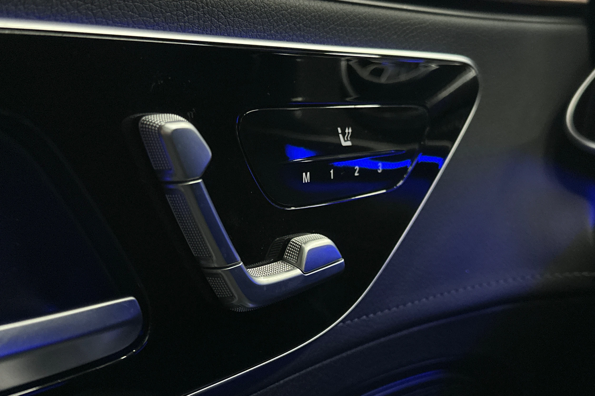 punainen Mercedes-Benz EQE 2022 kuva 18.