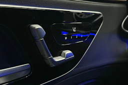 punainen Mercedes-Benz EQE 2022 kuva 18.