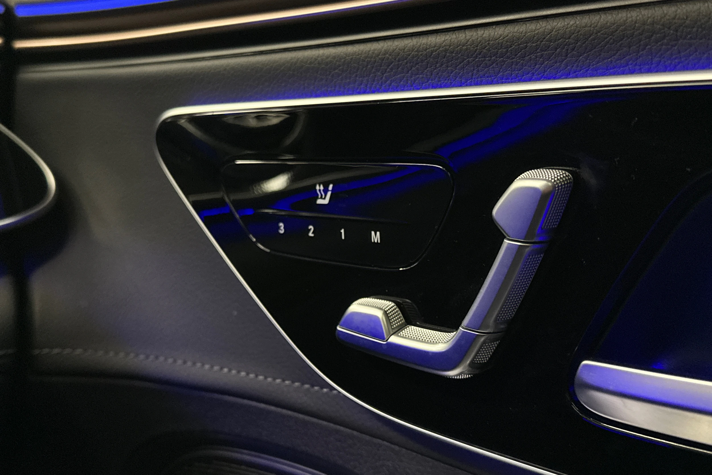 punainen Mercedes-Benz EQE 2022 kuva 19.