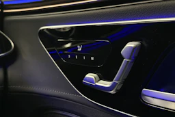 punainen Mercedes-Benz EQE 2022 kuva 19.