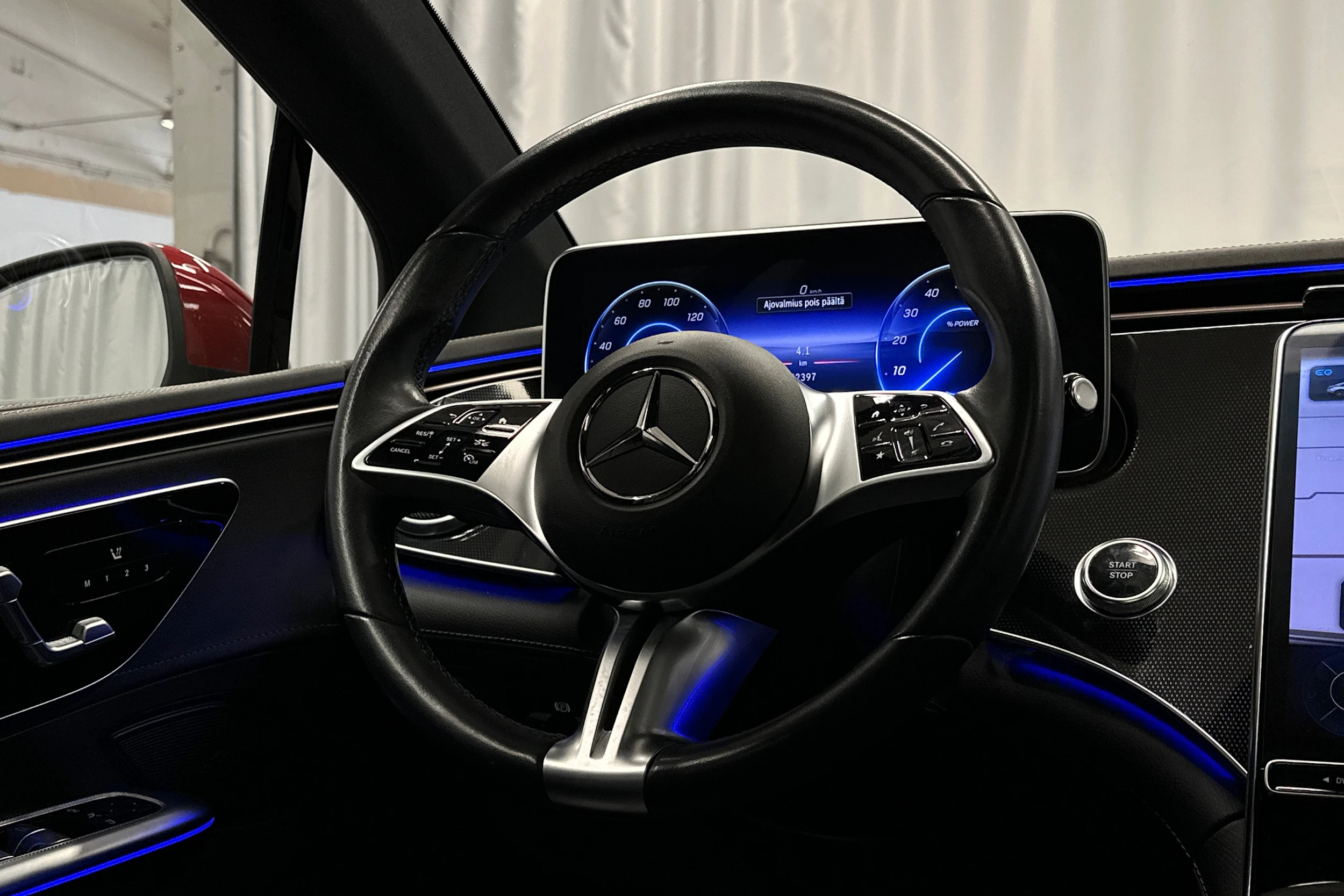 punainen Mercedes-Benz EQE 2022 kuva 20.