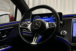 punainen Mercedes-Benz EQE 2022 kuva 20.