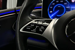 punainen Mercedes-Benz EQE 2022 kuva 21.