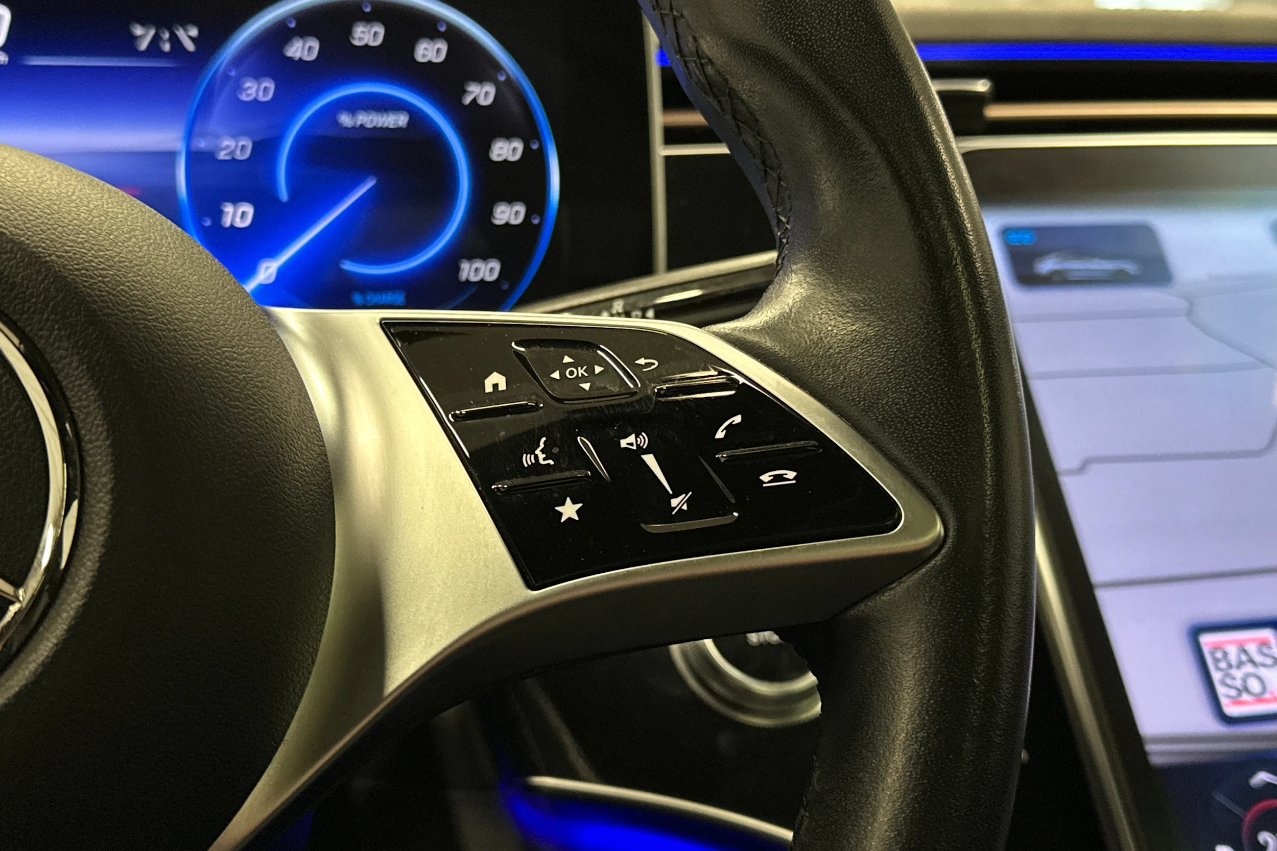 punainen Mercedes-Benz EQE 2022 kuva 22.