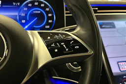 punainen Mercedes-Benz EQE 2022 kuva 22.