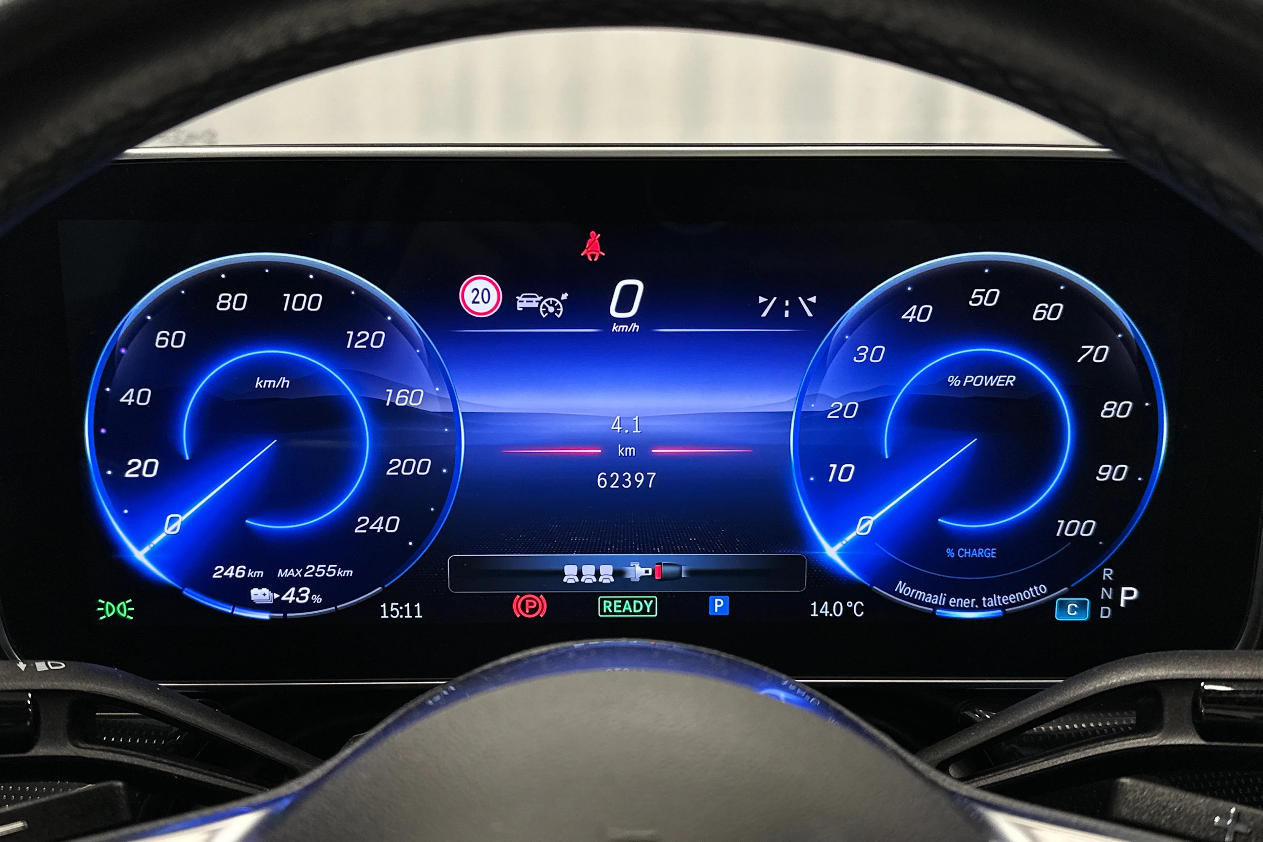 punainen Mercedes-Benz EQE 2022 kuva 23.