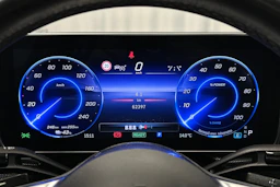 punainen Mercedes-Benz EQE 2022 kuva 23.