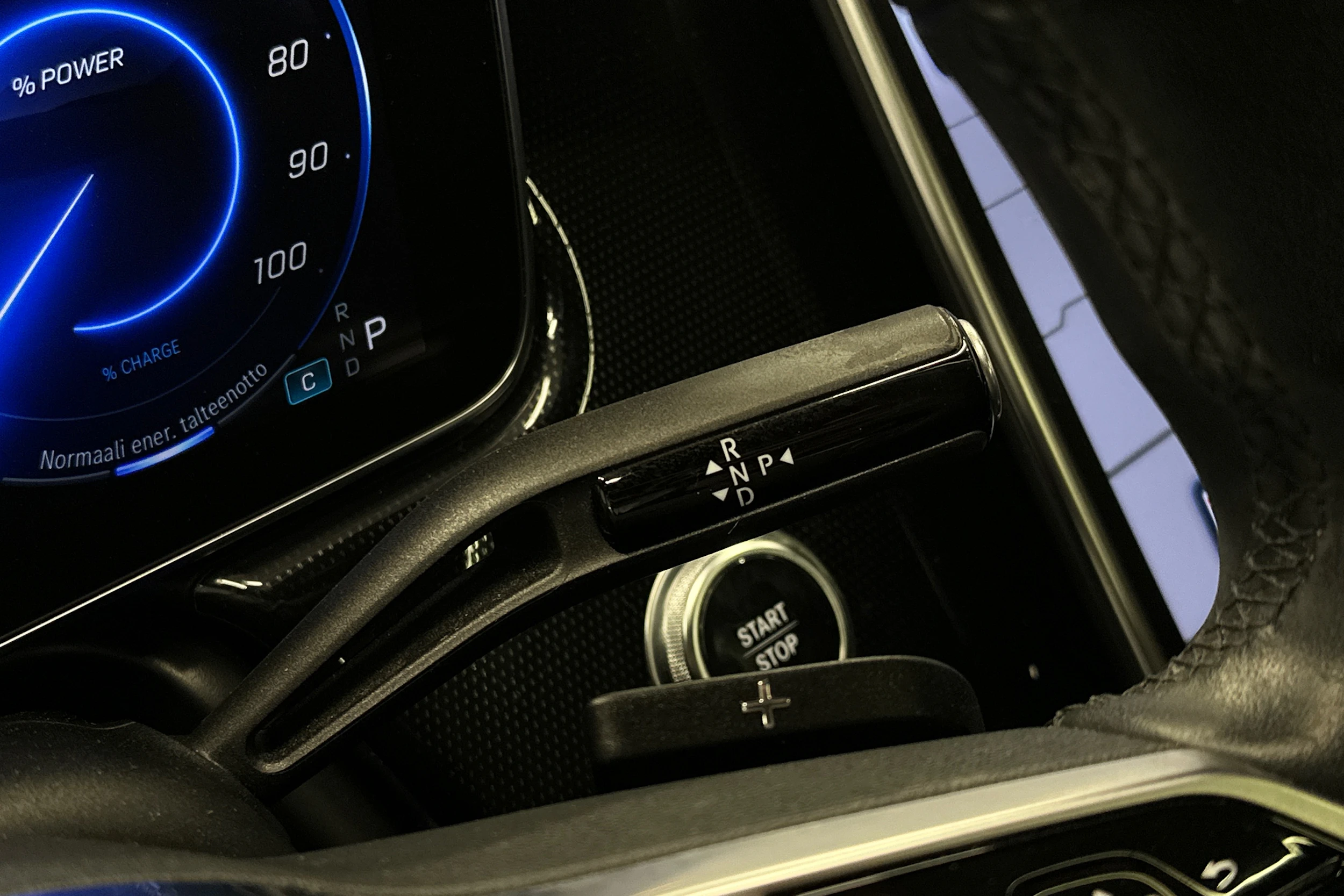 punainen Mercedes-Benz EQE 2022 kuva 24.