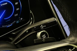 punainen Mercedes-Benz EQE 2022 kuva 24.