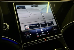 punainen Mercedes-Benz EQE 2022 kuva 25.