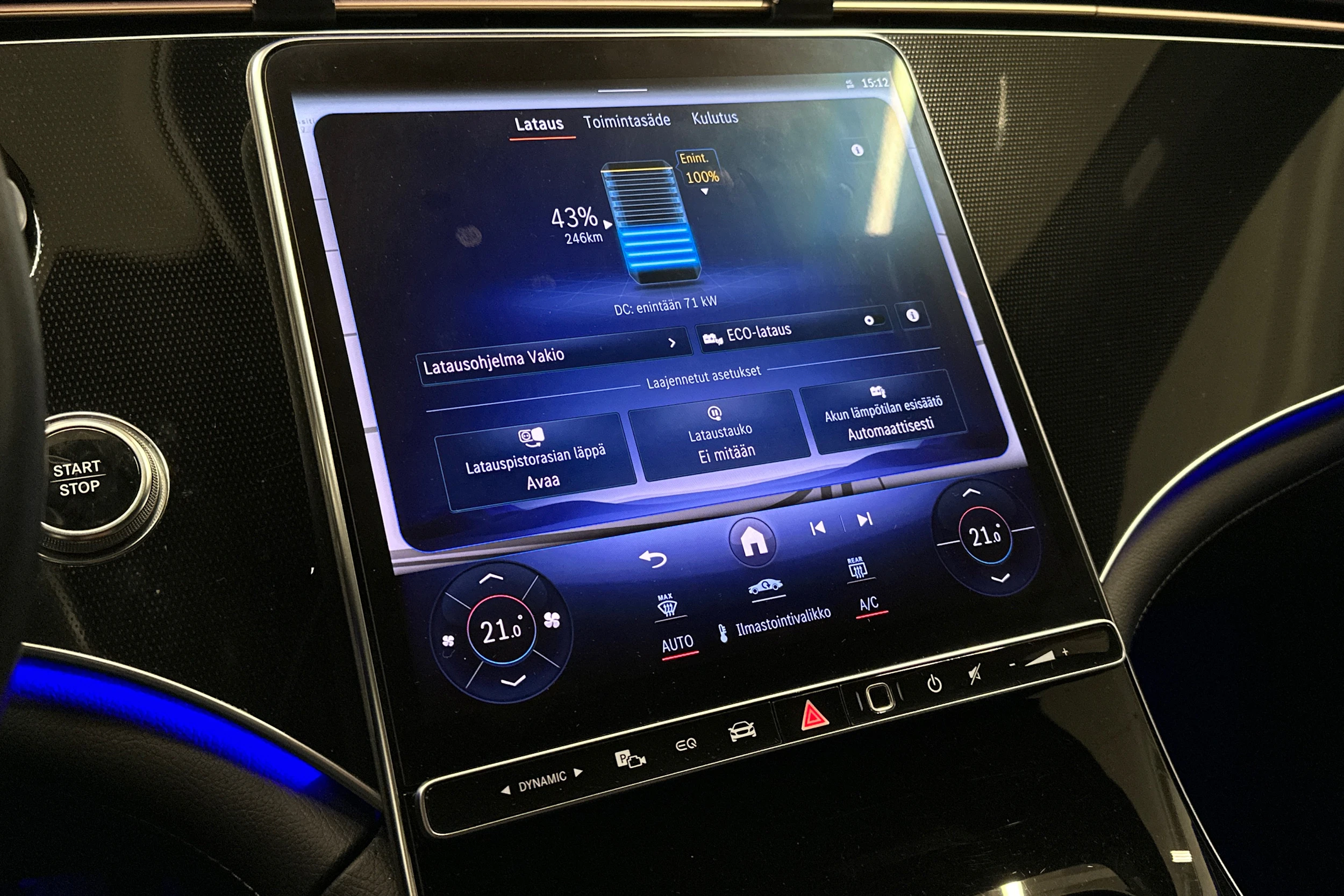 punainen Mercedes-Benz EQE 2022 kuva 26.