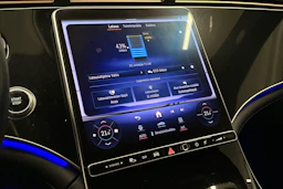 punainen Mercedes-Benz EQE 2022 kuva 26.