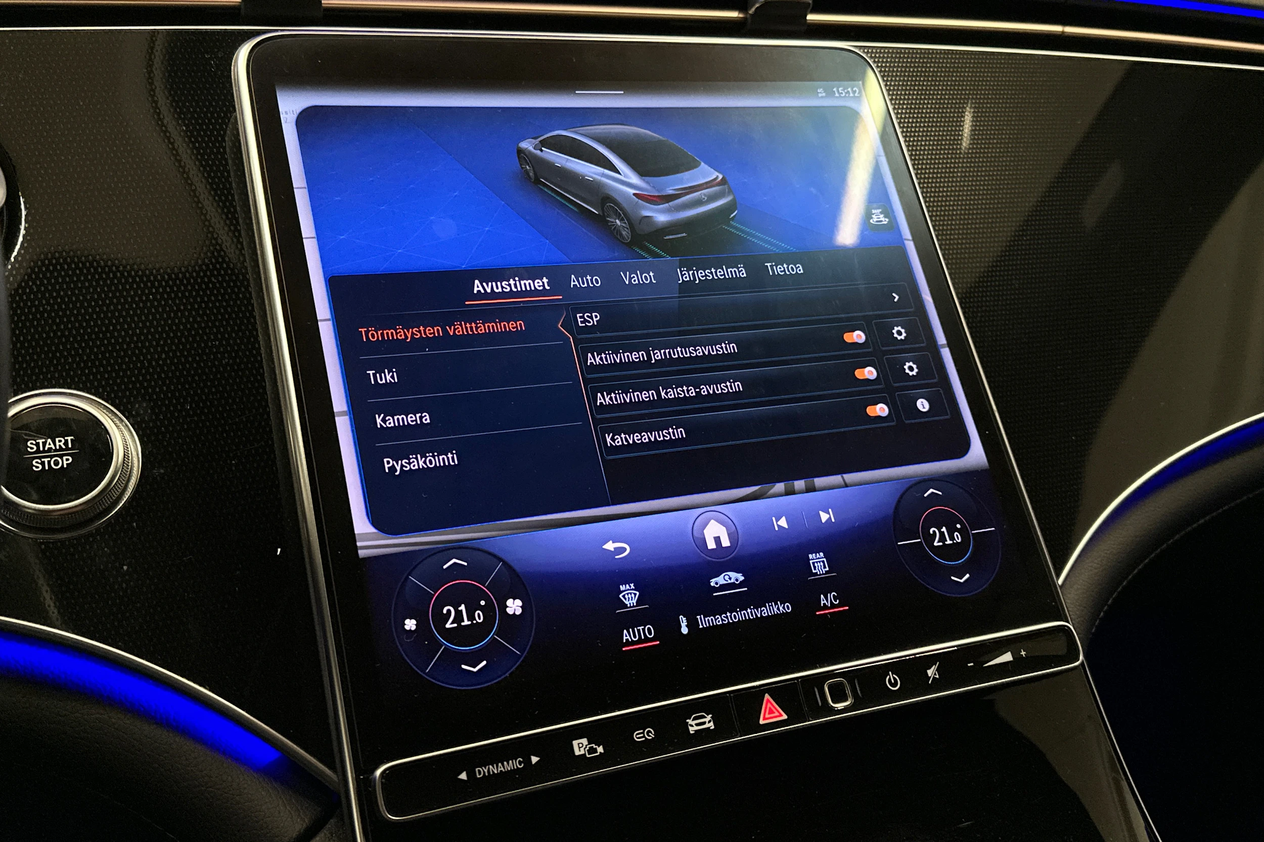 punainen Mercedes-Benz EQE 2022 kuva 27.