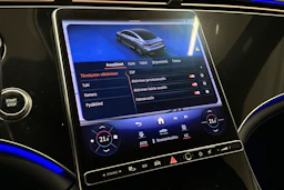 punainen Mercedes-Benz EQE 2022 kuva 27.