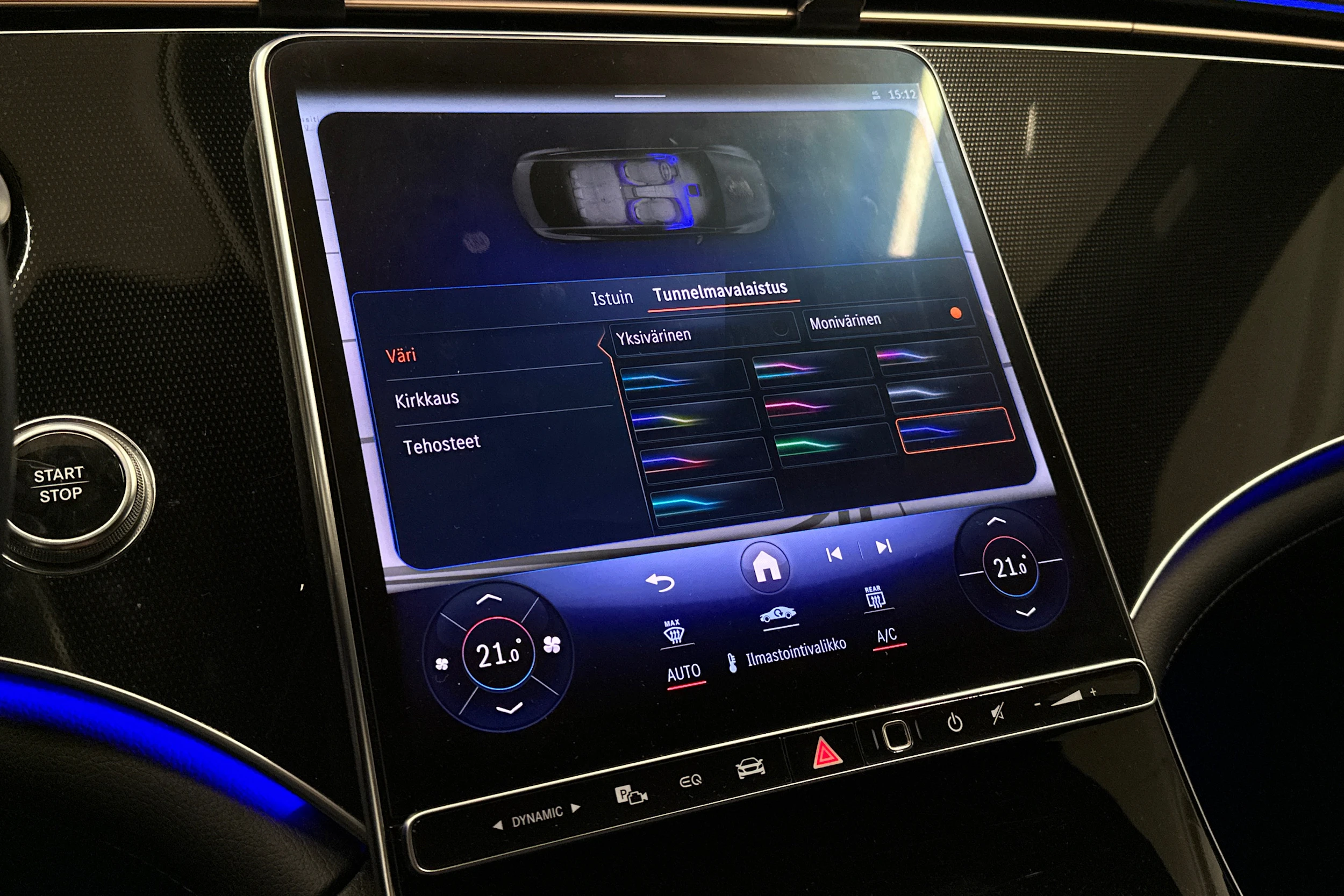 punainen Mercedes-Benz EQE 2022 kuva 28.