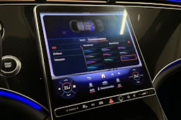 punainen Mercedes-Benz EQE 2022 kuva 28.