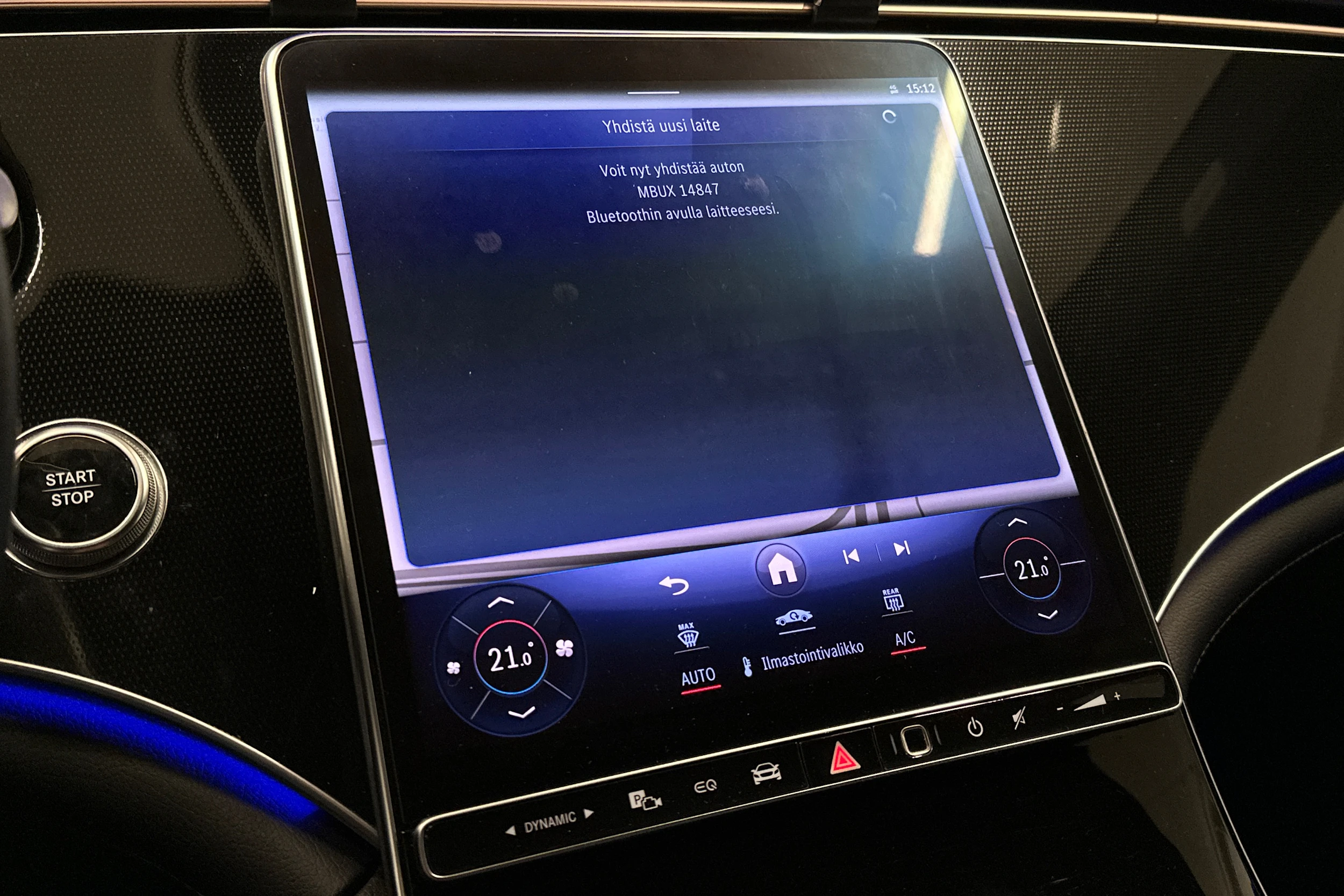 punainen Mercedes-Benz EQE 2022 kuva 29.