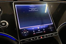 punainen Mercedes-Benz EQE 2022 kuva 29.