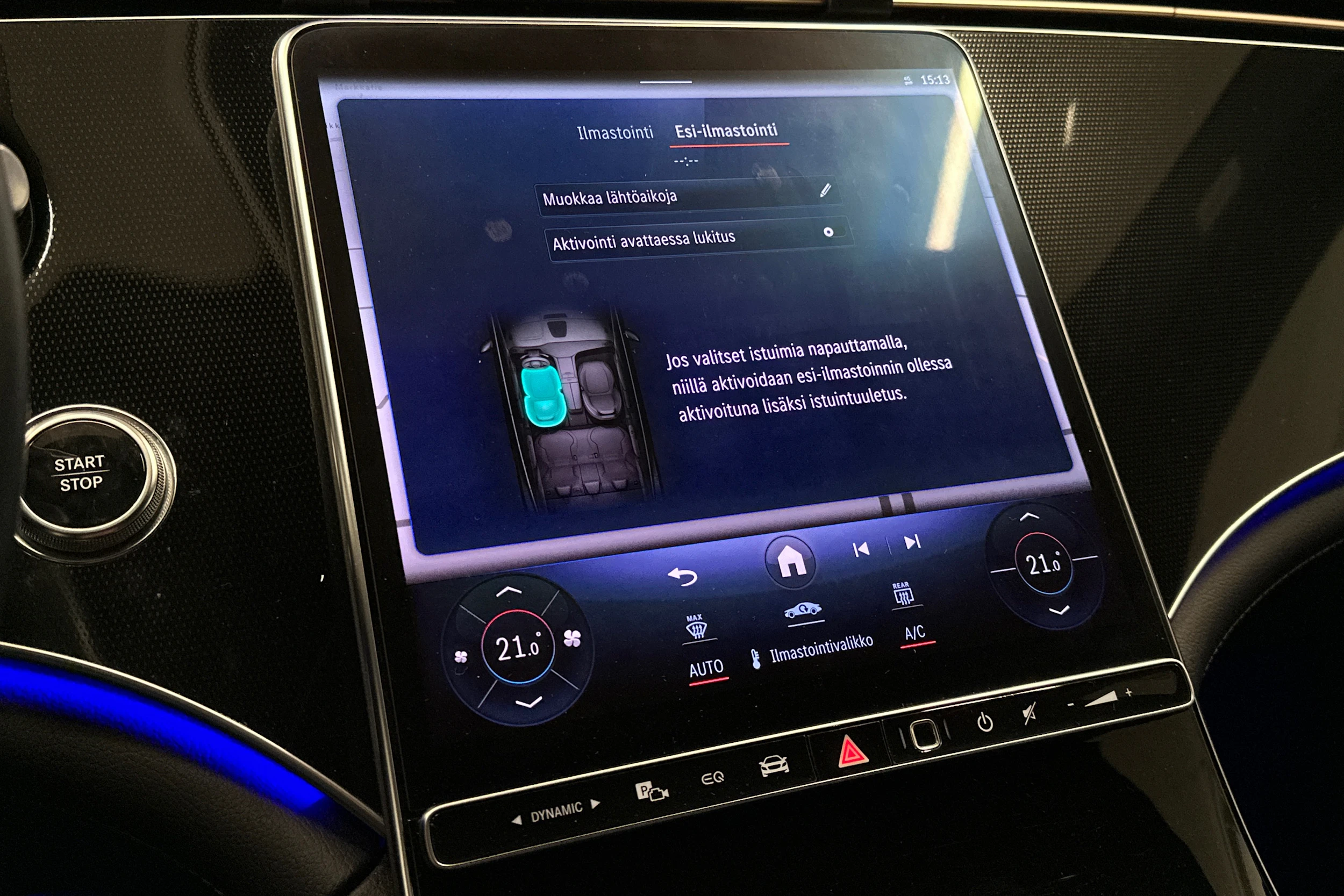 punainen Mercedes-Benz EQE 2022 kuva 30.