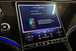 punainen Mercedes-Benz EQE 2022 kuva 30.