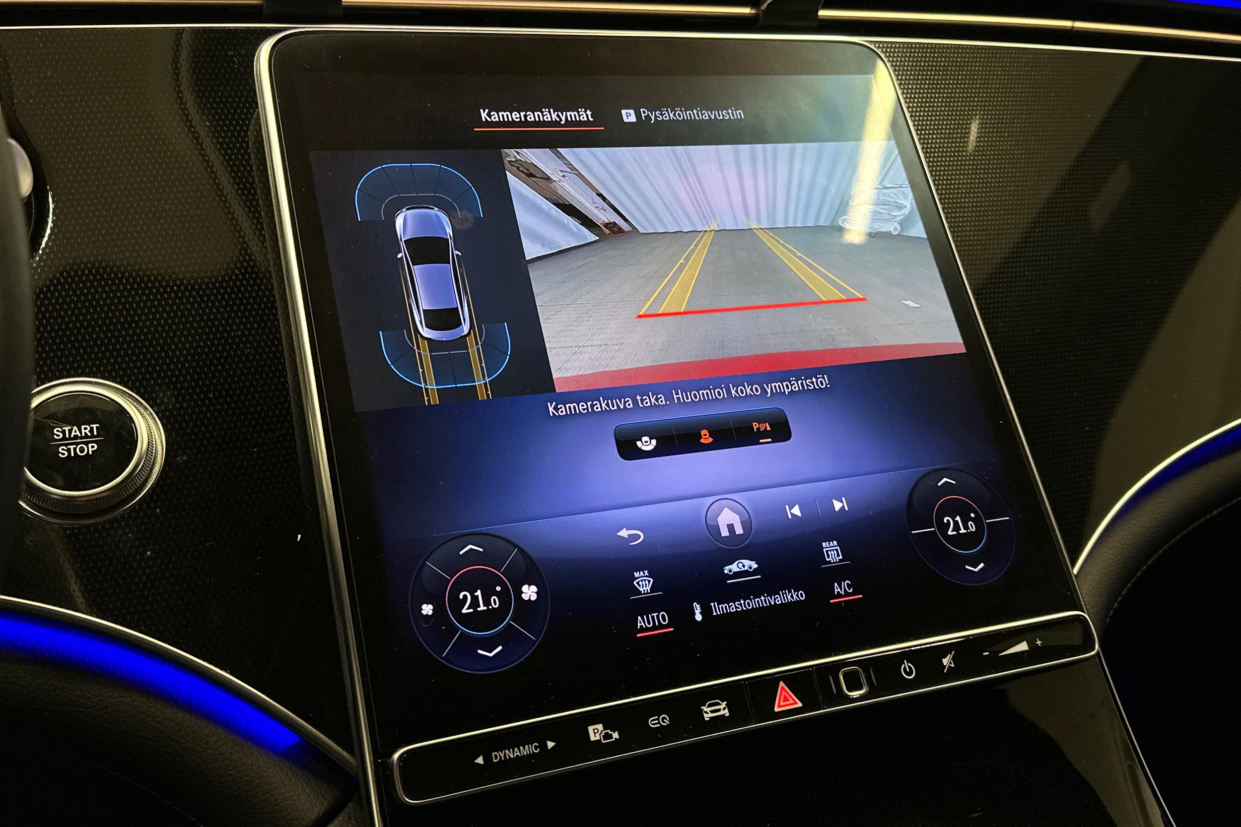 punainen Mercedes-Benz EQE 2022 kuva 31.