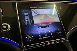 punainen Mercedes-Benz EQE 2022 kuva 31.