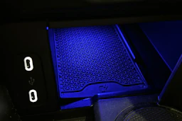 punainen Mercedes-Benz EQE 2022 kuva 32.