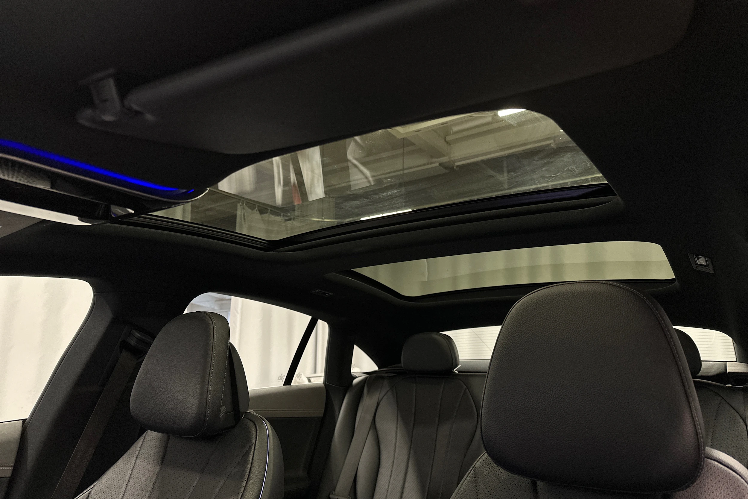 punainen Mercedes-Benz EQE 2022 kuva 33.