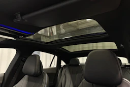 punainen Mercedes-Benz EQE 2022 kuva 33.