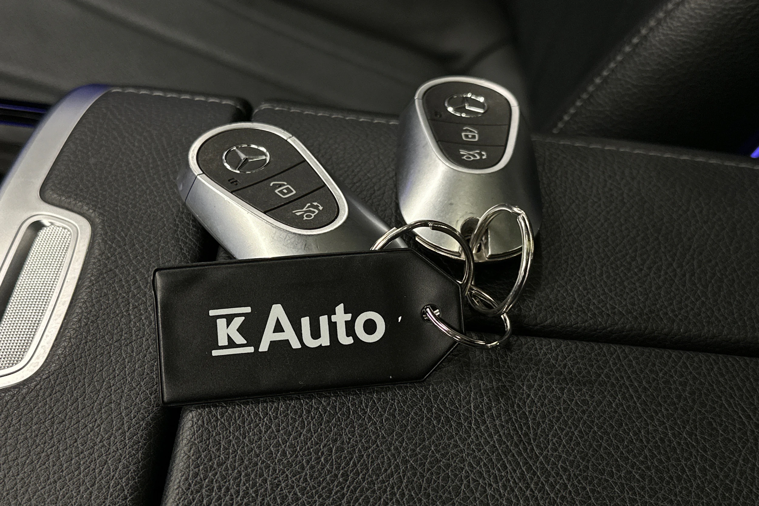 punainen Mercedes-Benz EQE 2022 kuva 34.