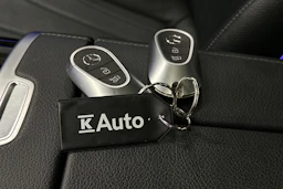 punainen Mercedes-Benz EQE 2022 kuva 34.