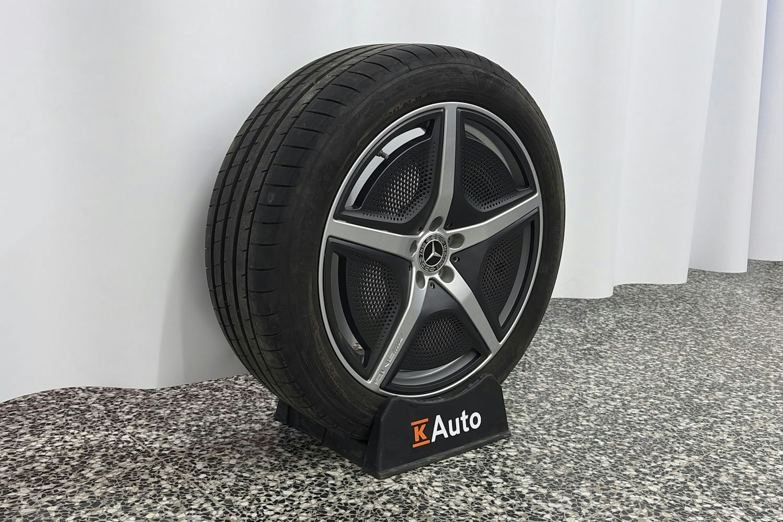 harmaa Mercedes-Benz EQE SUV 2023 kuva 10.