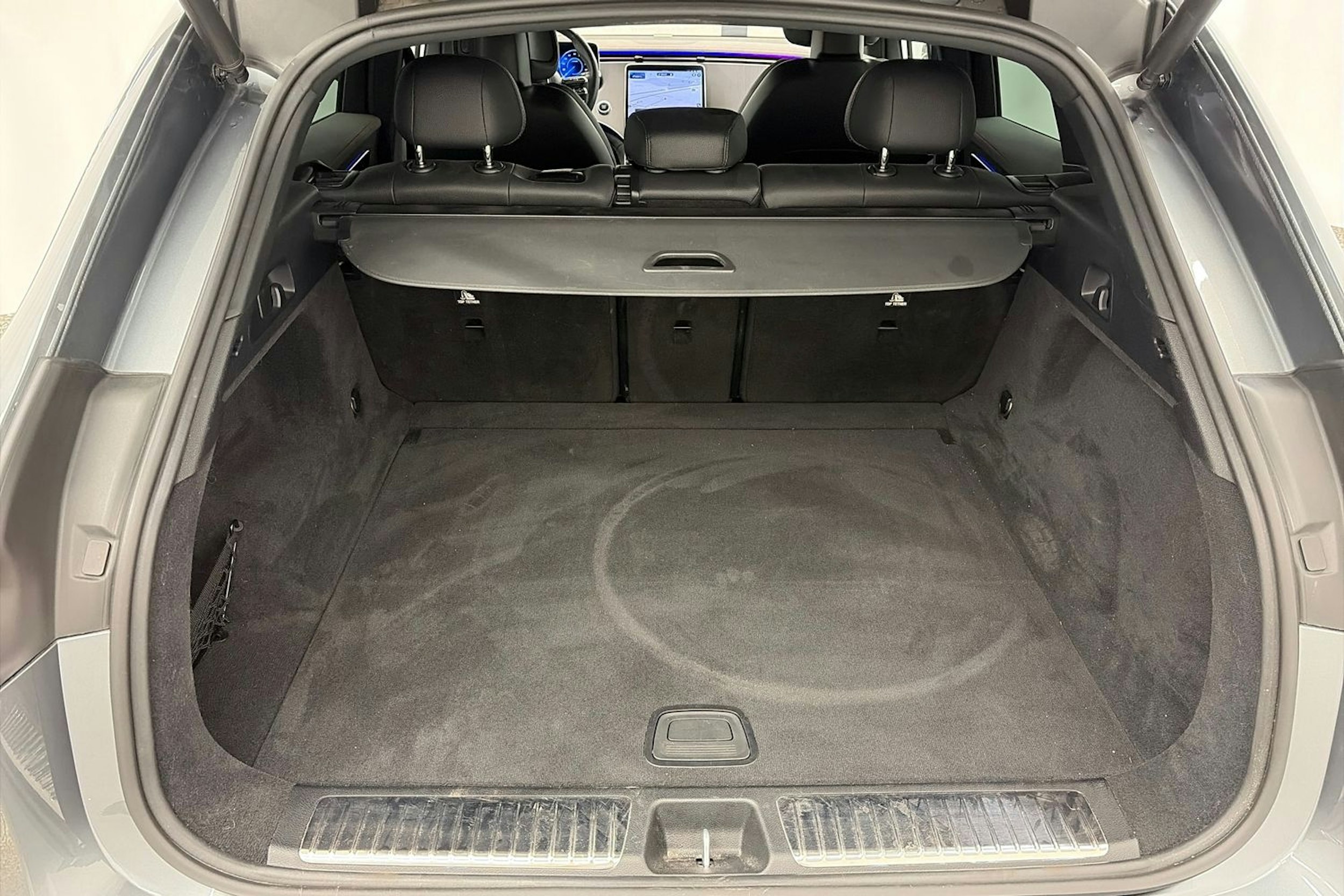 harmaa Mercedes-Benz EQE SUV 2023 kuva 11.