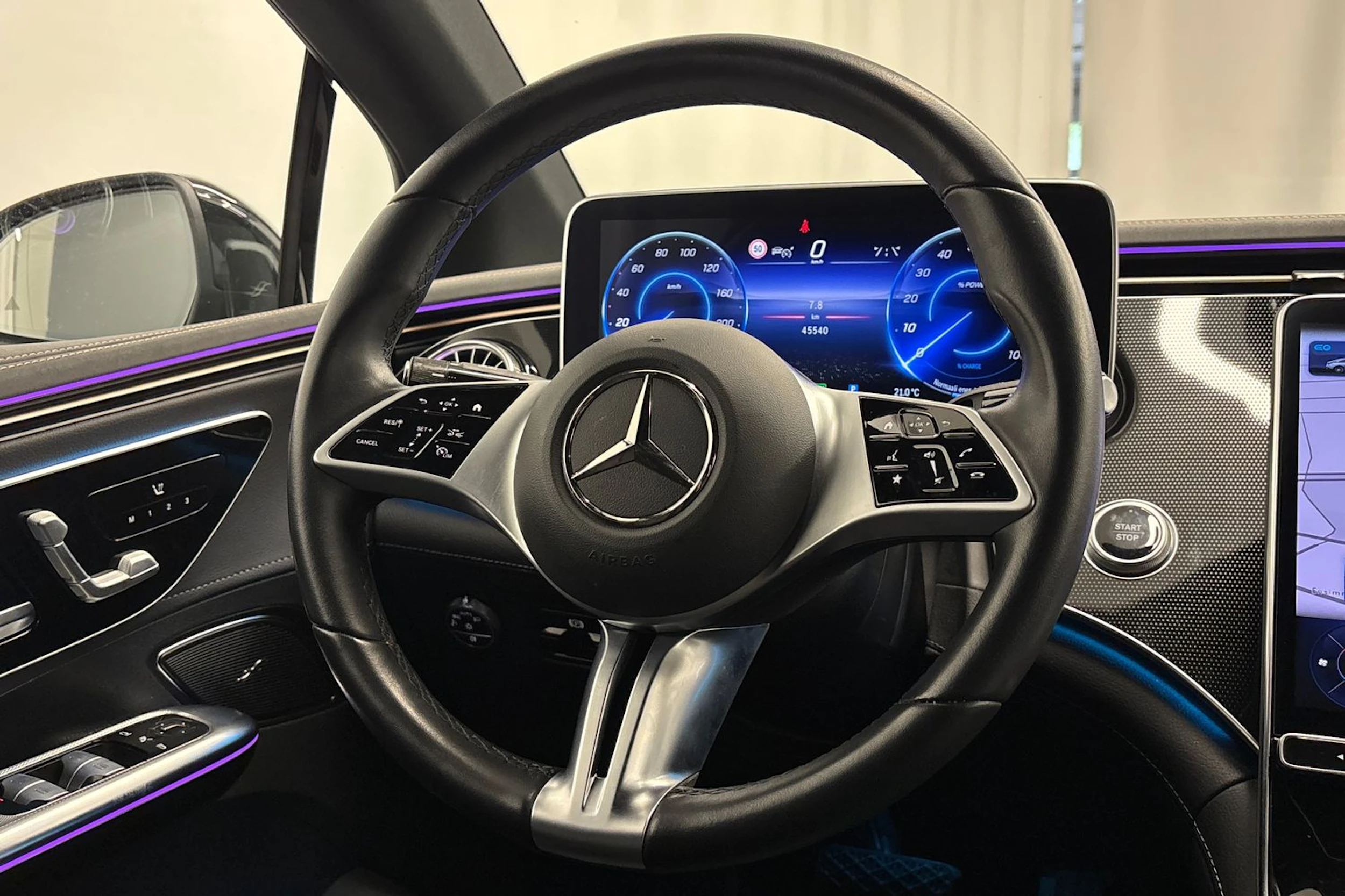 harmaa Mercedes-Benz EQE 2023 kuva 18.