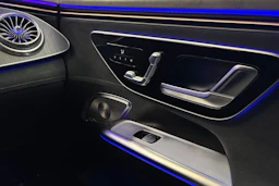 valkoinen Mercedes-Benz EQE 2023 kuva 28.