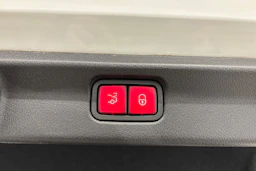 valkoinen Mercedes-Benz EQE 2023 kuva 34.