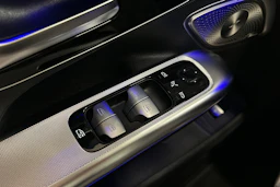 musta Mercedes-Benz EQE 2023 kuva 19.