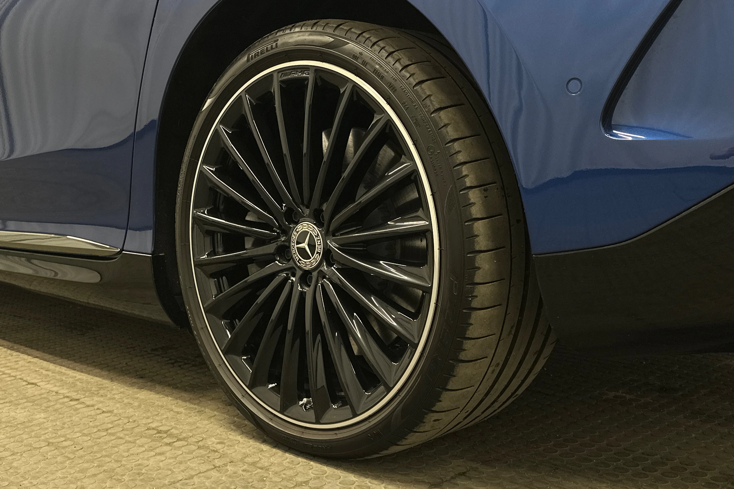 sininen Mercedes-Benz EQE 2023 kuva 10.
