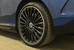 sininen Mercedes-Benz EQE 2023 kuva 10.