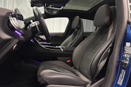 sininen Mercedes-Benz EQE 2023 kuva 13.