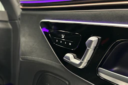 sininen Mercedes-Benz EQE 2023 kuva 15.