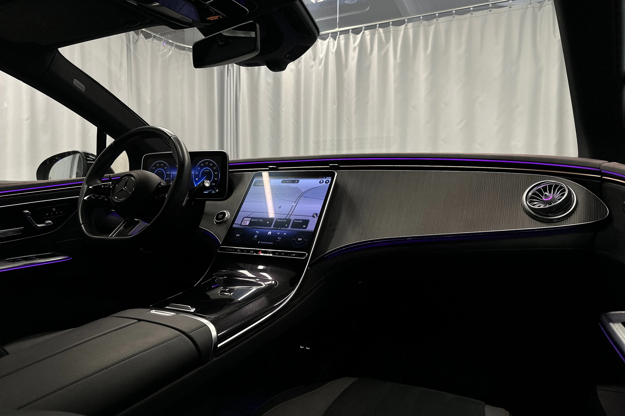 sininen Mercedes-Benz EQE 2023 kuva 16.