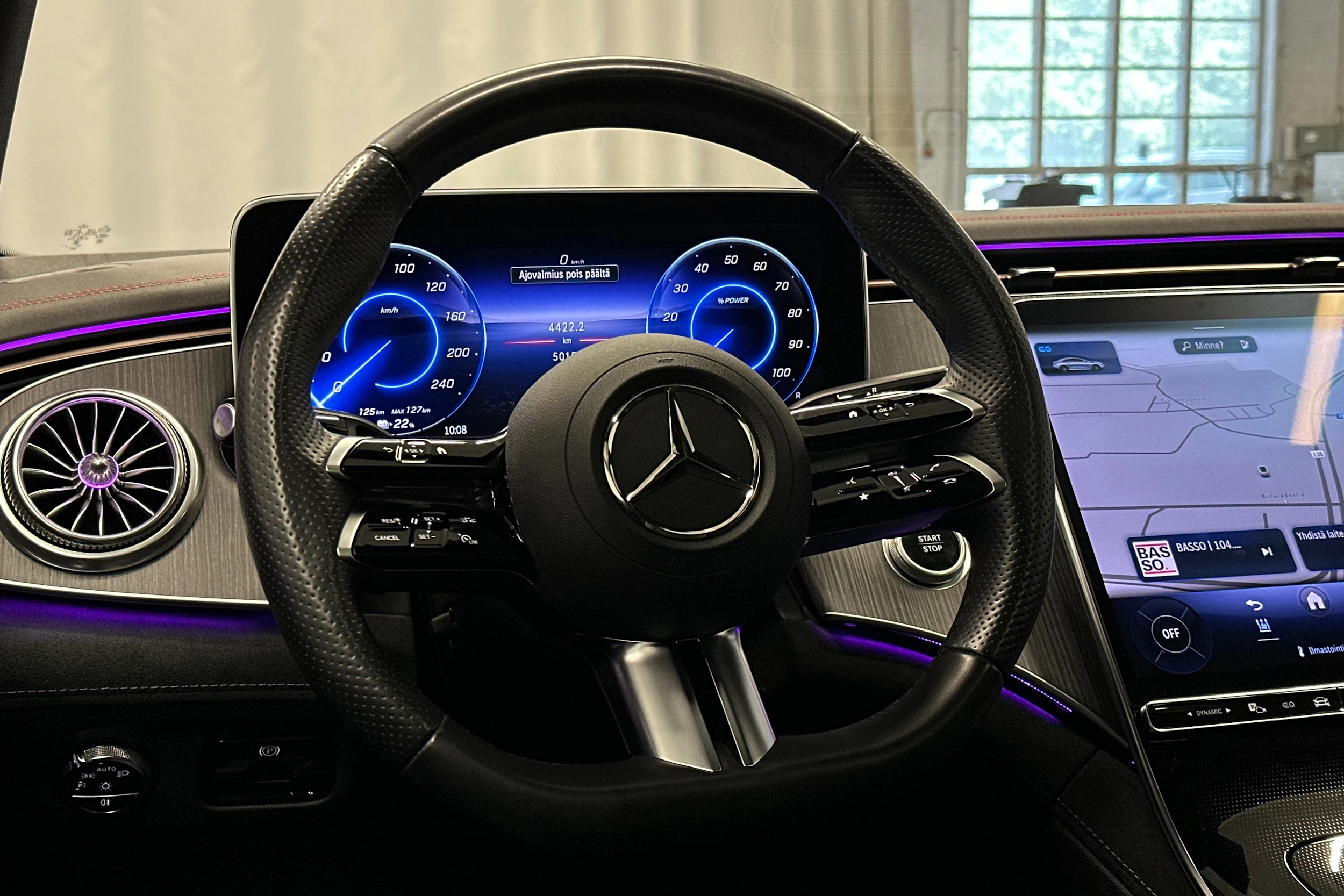 sininen Mercedes-Benz EQE 2023 kuva 17.