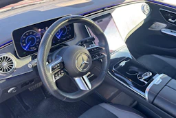 Punainen Mercedes-Benz EQE 2023 kuva 3.