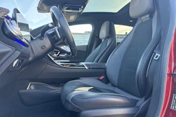 Punainen Mercedes-Benz EQE 2023 kuva 4.